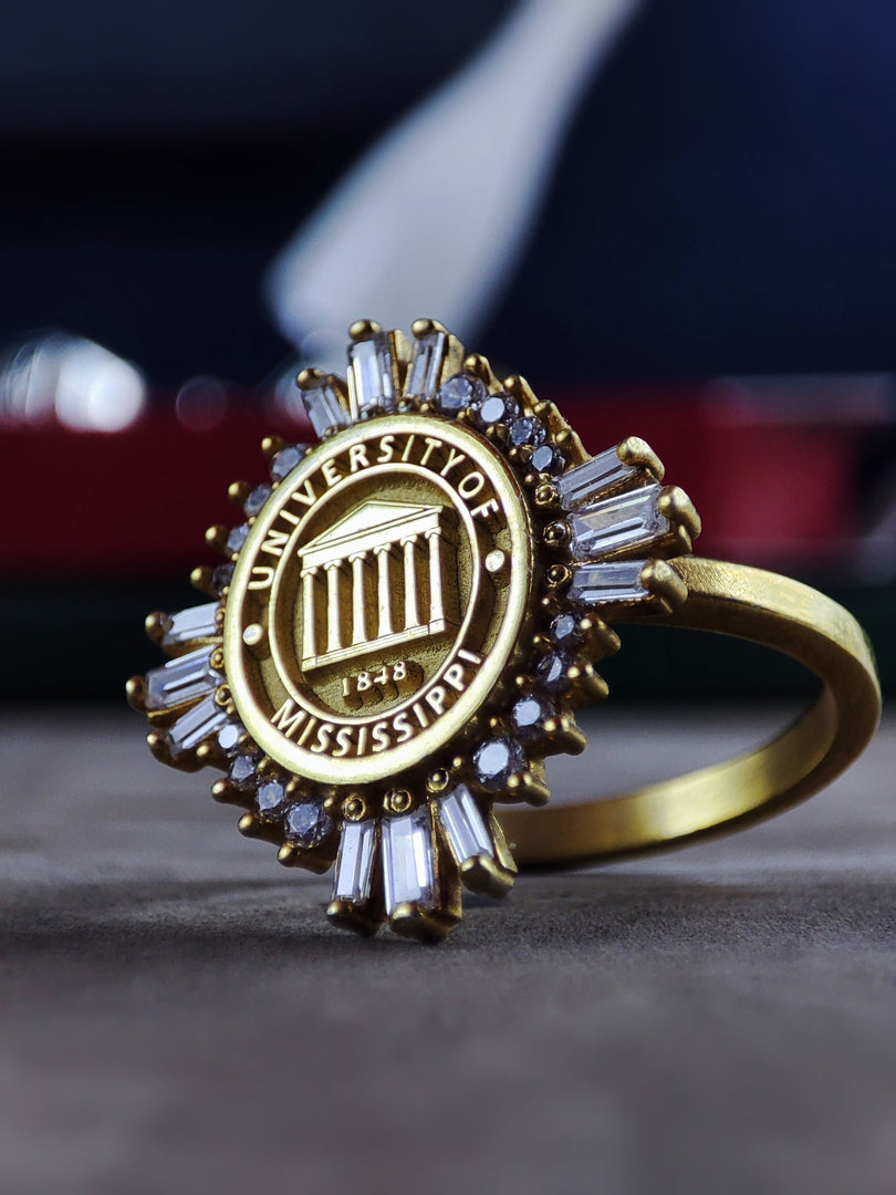 This women&#39;s university ring in gold plating is the perfect graduation gift, offering a classic and elegant design that symbolizes achievement. Whether personalized or worn as a simple reminder of academic dedication, this class ring is a refined and meaningful jewelry piece that complements any style.