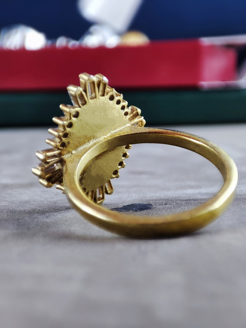 A sophisticated and stylish women&#39;s college signet ring, crafted with a high-quality gold-plated finish. This university ring is perfect for students and alumni looking for a unique and elegant jewelry piece. A meaningful graduation gift that blends modern design with timeless tradition.