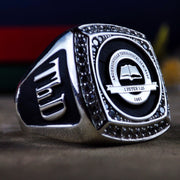 Silver college ring for men featuring a stone and university crest. This graduation ring honors academic success, ideal for both formal occasions and as a daily reminder of accomplishments.