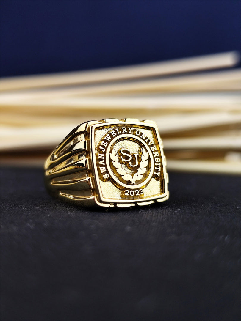 Elegant gold-plated college ring for men, designed to honor graduation milestones. Ideal as a meaningful and timeless gift.