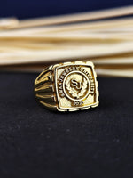 Load image into Gallery viewer, Unique men’s university ring in gold plating, perfect for commemorating academic success with elegance.
