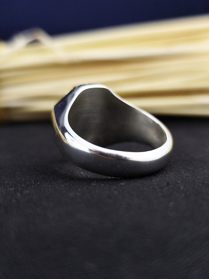 Silver family crest ring with personalized coat of arms engraving, designed for those who value heritage. A meaningful and stylish way to celebrate ancestry, perfect for gifting.