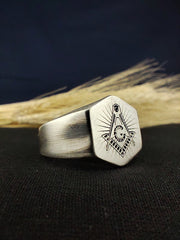 Gold-plated Masonic ring with intricate detailing of the Freemason emblem