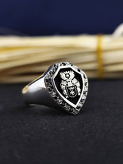 Heraldic ring with custom coat of arms, crafted in silver. This elegant family crest ring is ideal for those celebrating ancestry, designed to be cherished as a timeless heirloom.