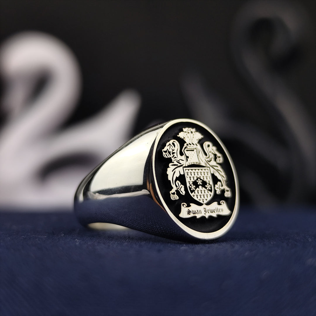 Personalized men’s family crest ring in silver, showcasing a detailed coat of arms. Ideal for honoring ancestry, this ring makes a meaningful and stylish heirloom.