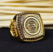 Men’s university ring with a stone, crafted in gold plating. This elegant graduation ring is perfect for celebrating academic achievements and makes a timeless keepsake.