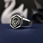 Load image into Gallery viewer, Personalized hexagonal signet ring in silver, designed for university graduates. A sophisticated gift to honor educational success.
