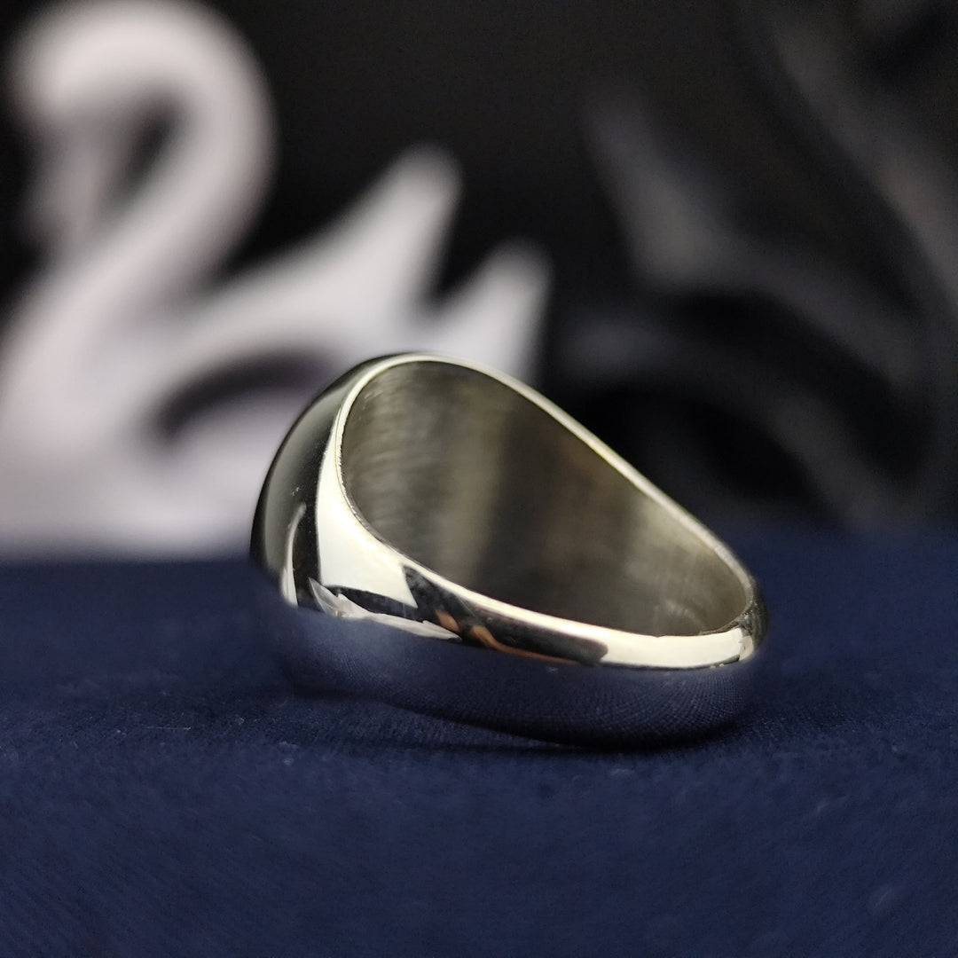 Custom coat of arms ring for men, featuring an engraved family shield in high-quality gold. A classic yet unique piece perfect for those wanting to celebrate family roots.