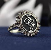 A delicate and elegant silver monogram ring, designed with a personalized two-letter engraving. The combination of a gemstone accent and an enamel finish adds a touch of sophistication. Whether as a surname ring or a unique statement accessory, this signet ring is a stylish and meaningful jewelry piece for women who love personalized elegance.