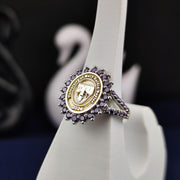 Custom graduation ring in gold with a double band and sparkling stone. A timeless gift for women celebrating their academic journey.