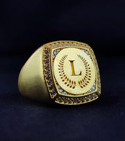 Men’s gold initial ring with a custom engraved letter, perfect for adding a personal touch. This elegant signet ring combines style and meaning for everyday wear.