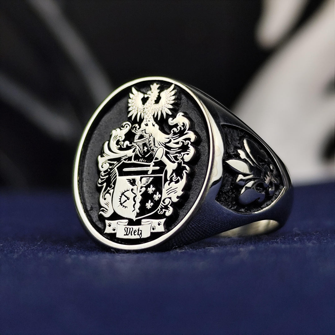 Unique family crest ring in silver, engraved with a coat of arms. Ideal for men and women who appreciate personalized heirloom jewelry.