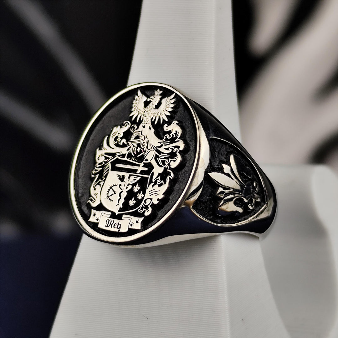 Silver family ring engraved with a bold coat of arms, ideal for showcasing family pride. This elegant signet ring is perfect for special occasions.