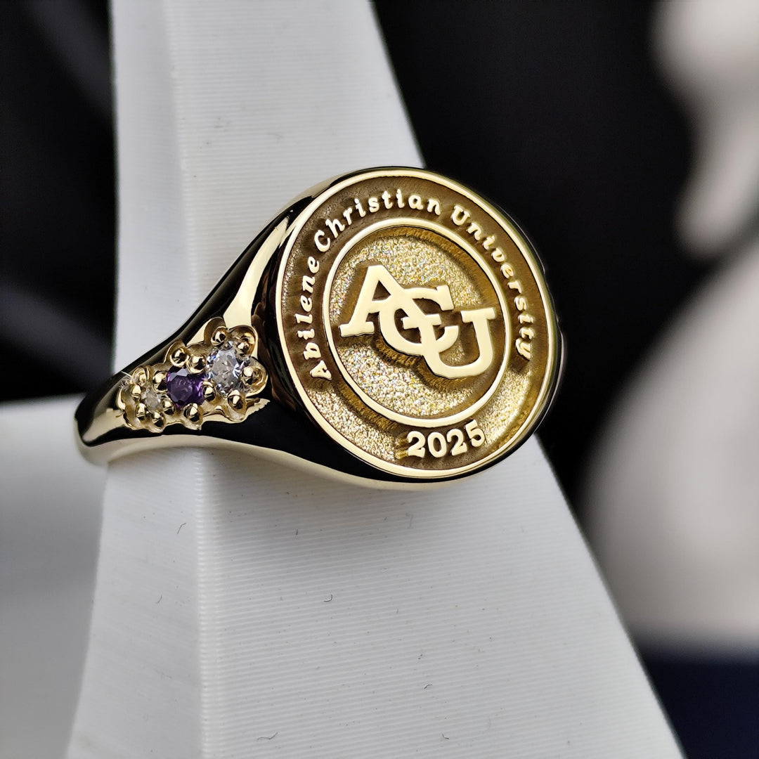 This dainty college signet ring is a modern and minimalist jewelry piece, perfect for women celebrating their academic journey. Featuring a simple yet elegant design, this personalized school ring is available in gold or silver. A sophisticated and subtle way to commemorate graduation, making it a meaningful and stylish gift for students and alumni.