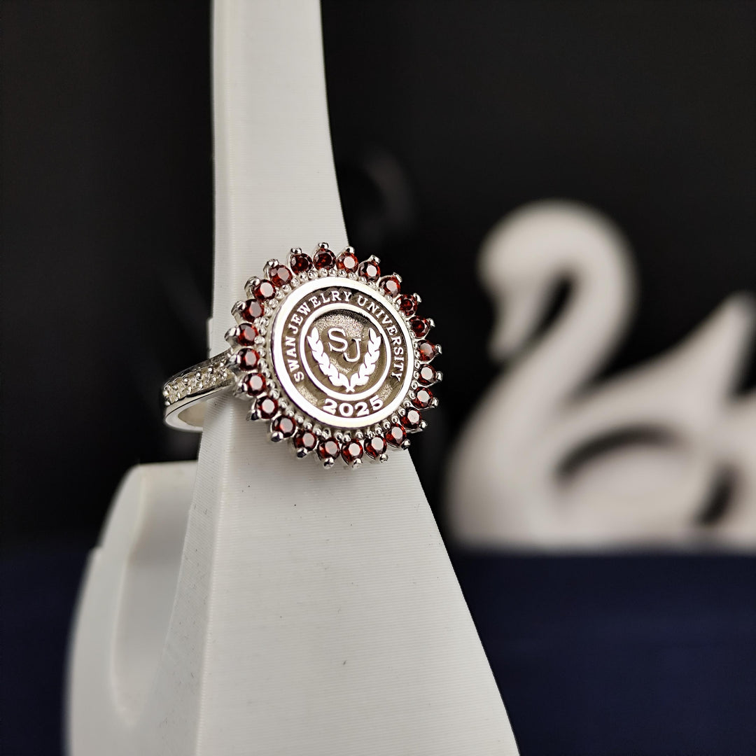 Personalized women’s university ring in silver, featuring a classic round design. Ideal for celebrating educational success, this elegant accessory is suitable for proud graduates or as a symbolic memento.
