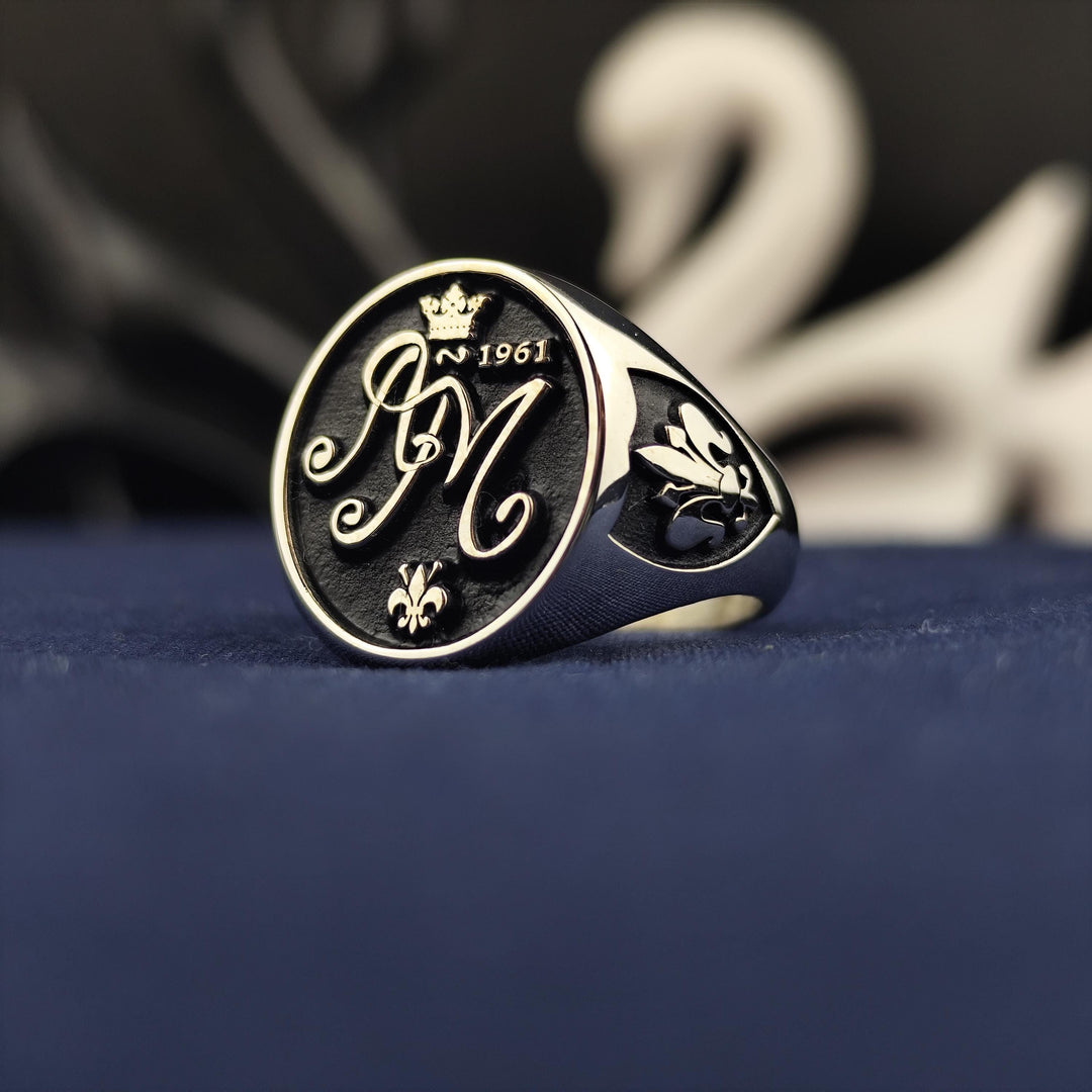 Oval silver ring with a personalized letter engraving, crafted as a keepsake for women and men. Ideal for marking special moments or as a stylish gift.