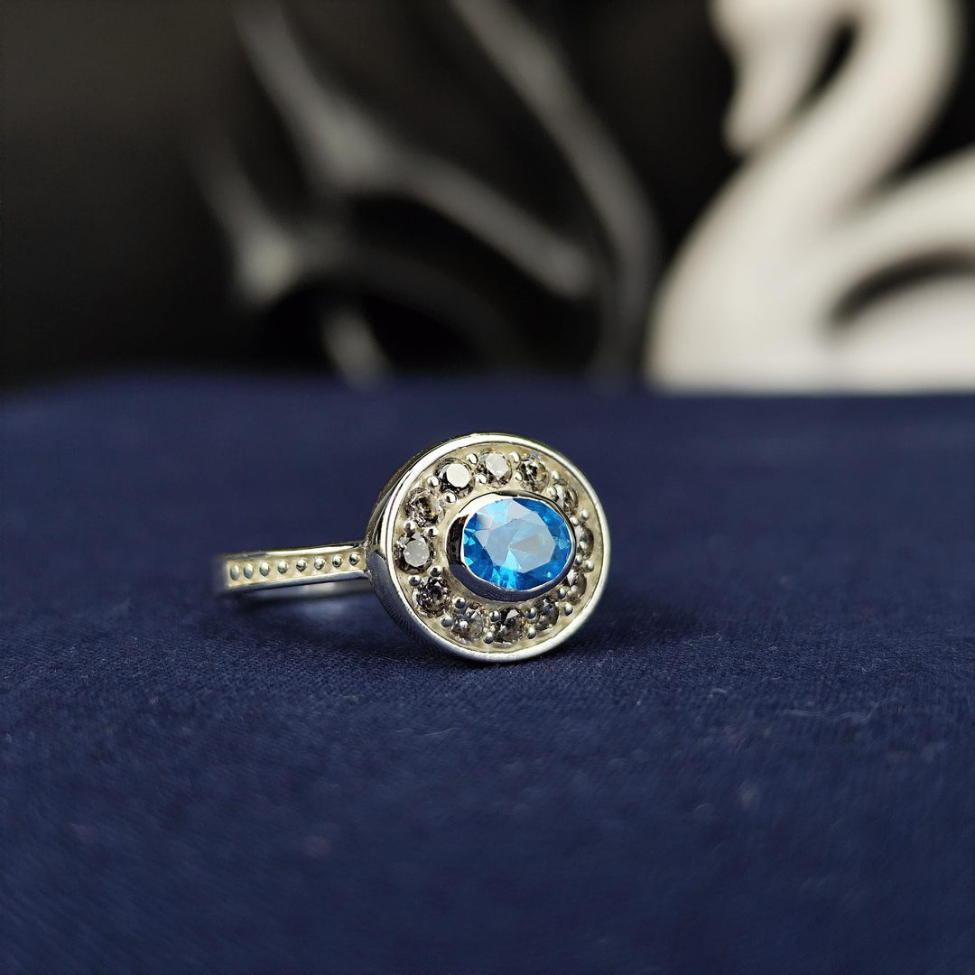 Women’s ring with a dazzling stone centerpiece, designed with elegance and modern style. A perfect accessory for special moments or gifting.