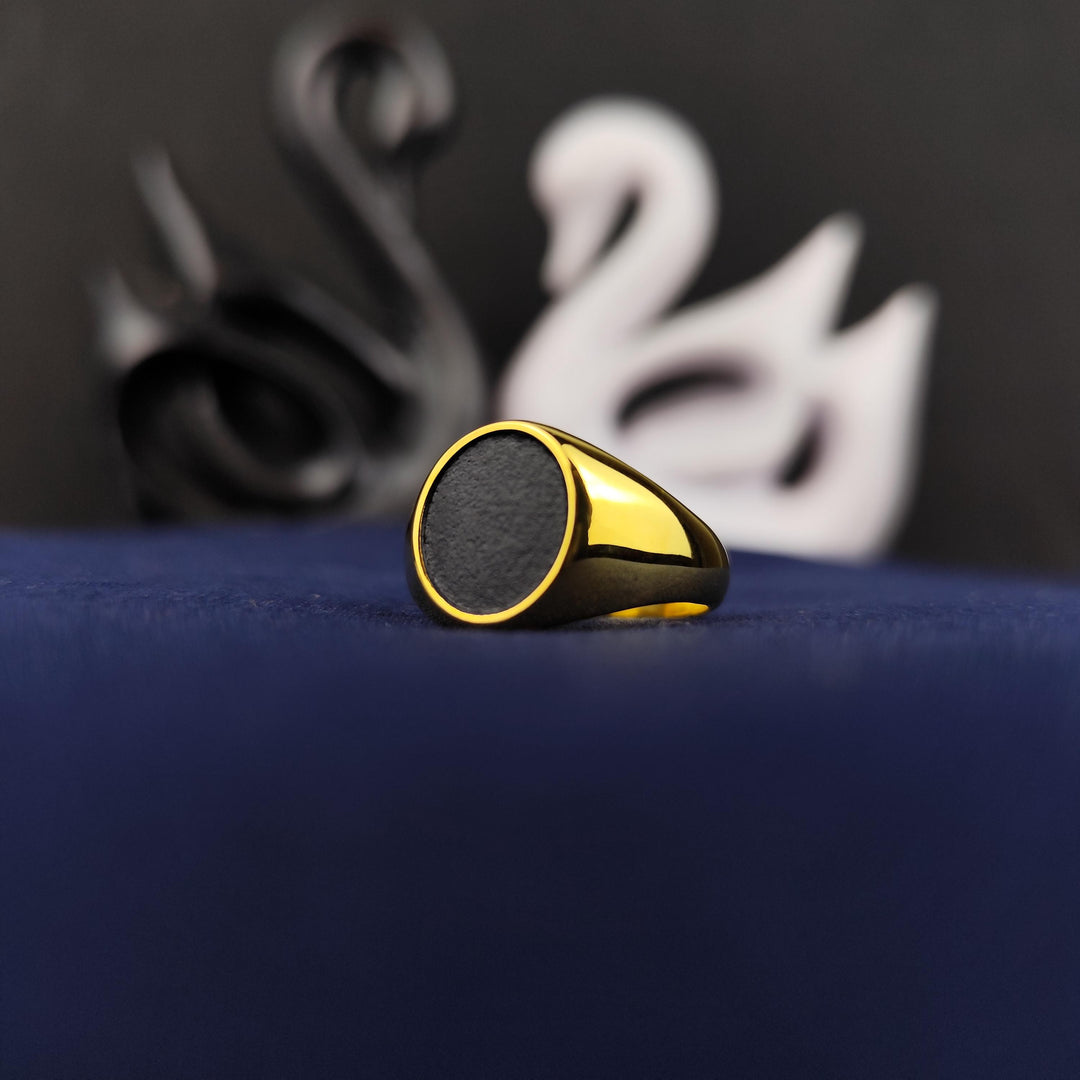 Elegant oval ring in gold-filled with a black inlay, designed for daily wear by men and women. Ideal for formal or casual occasions.