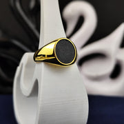 Versatile unisex ring in gold-filled with a polished black oval inlay. Perfect for those who value refined, minimalist jewelry.
