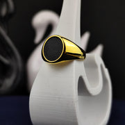 Modern unisex ring crafted in gold-filled with a striking black oval design. Ideal for anyone who appreciates timeless elegance.