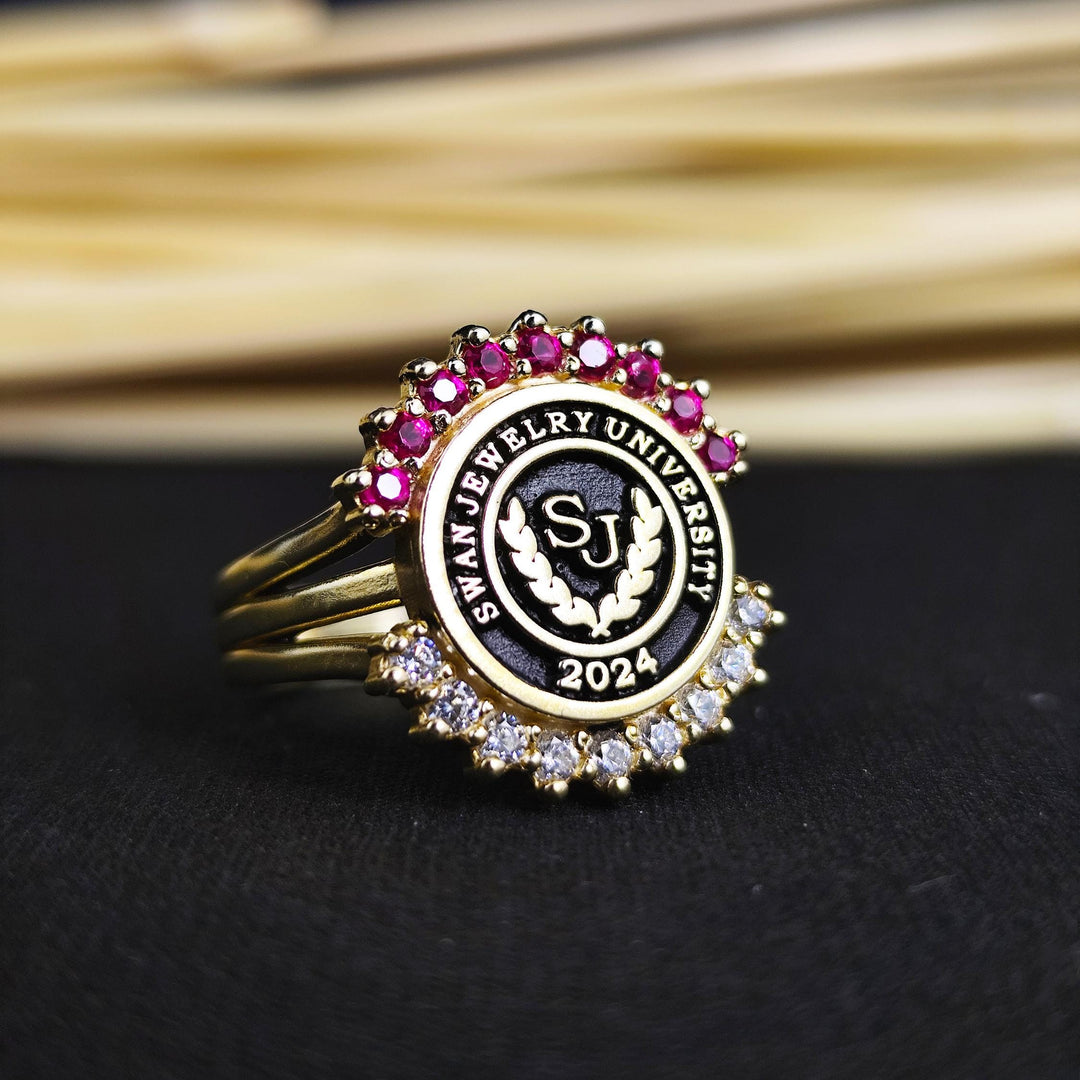 Personalized women’s class ring in gold plating, combining elegance and a timeless design. Ideal for college alumni and recent graduates.