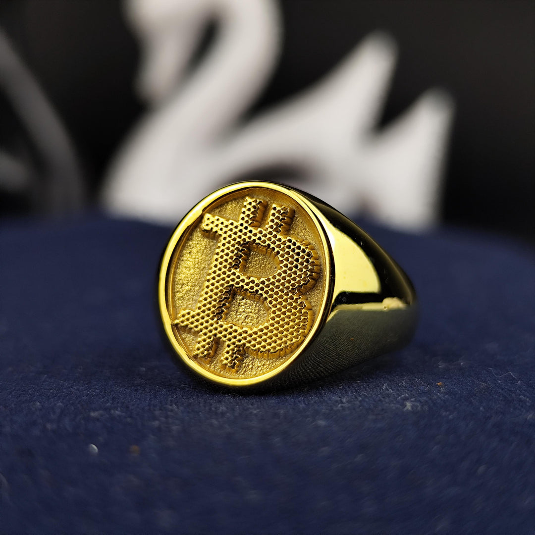 Stylish blockchain signet ring featuring the iconic Bitcoin symbol. Crafted in gold for a timeless and sophisticated look, perfect for everyday wear or special occasions.