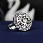 Women’s university ring featuring a central white stone, designed for elegance and academic pride. Perfect for celebrating graduation and honoring educational achievements.