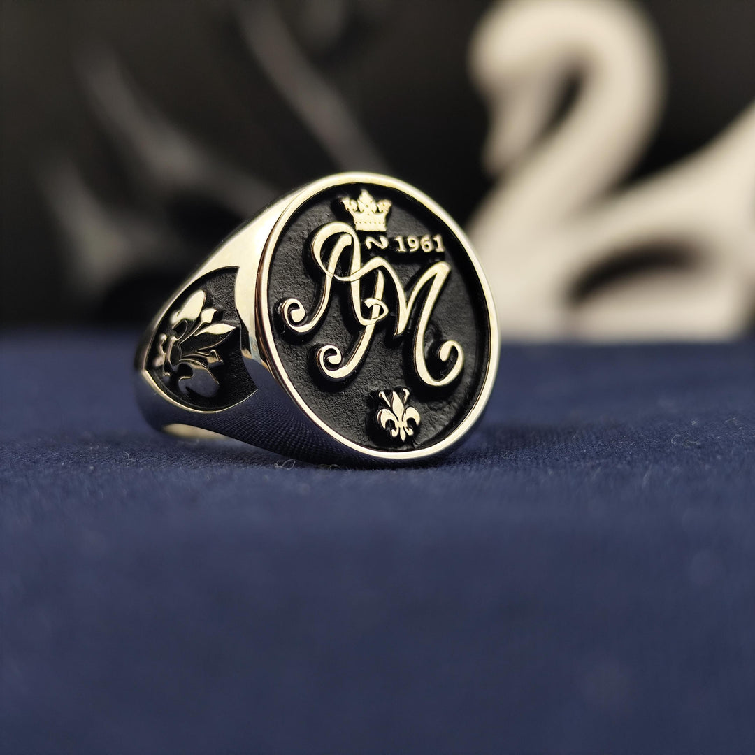 Elegant custom letter ring in silver with an oval design, suitable for women and men. A timeless and unique accessory for daily wear or special occasions.