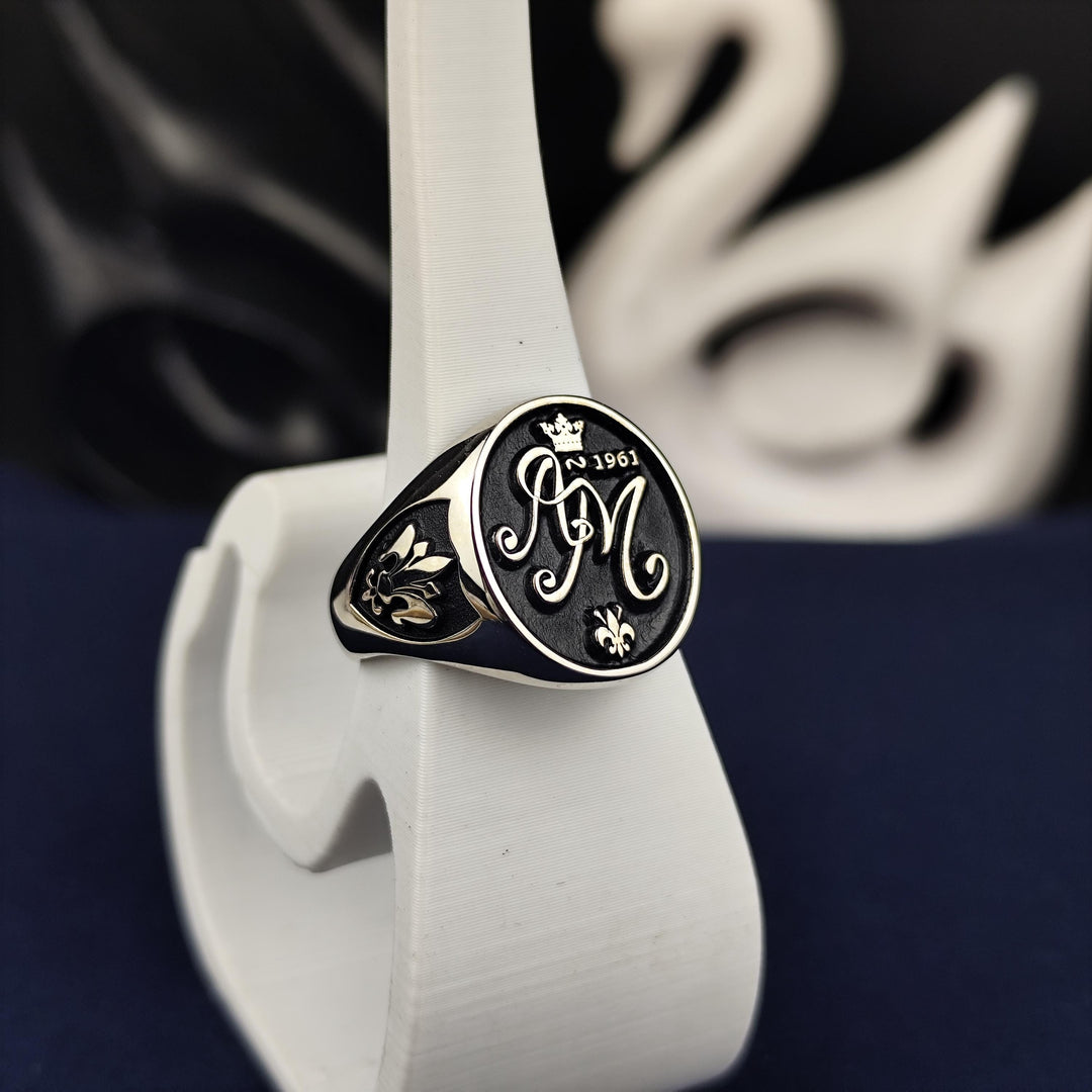 Elegant silver letter ring with an oval design, perfect as a custom keepsake for men and women. Ideal for daily wear or as a memorable gift.