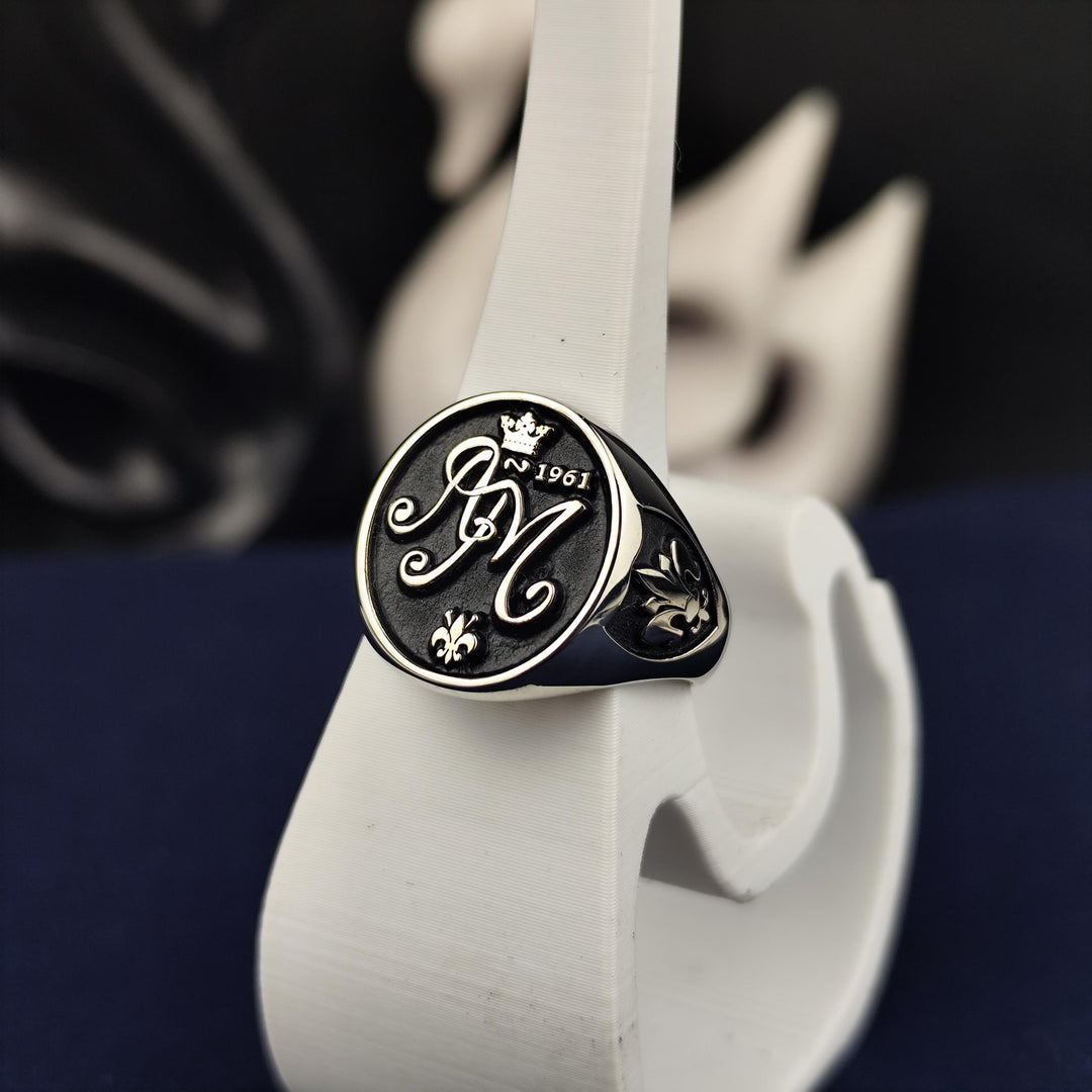 Custom keepsake ring in silver with a personalized letter engraving, crafted for women and men. A timeless design for those who value unique jewelry.