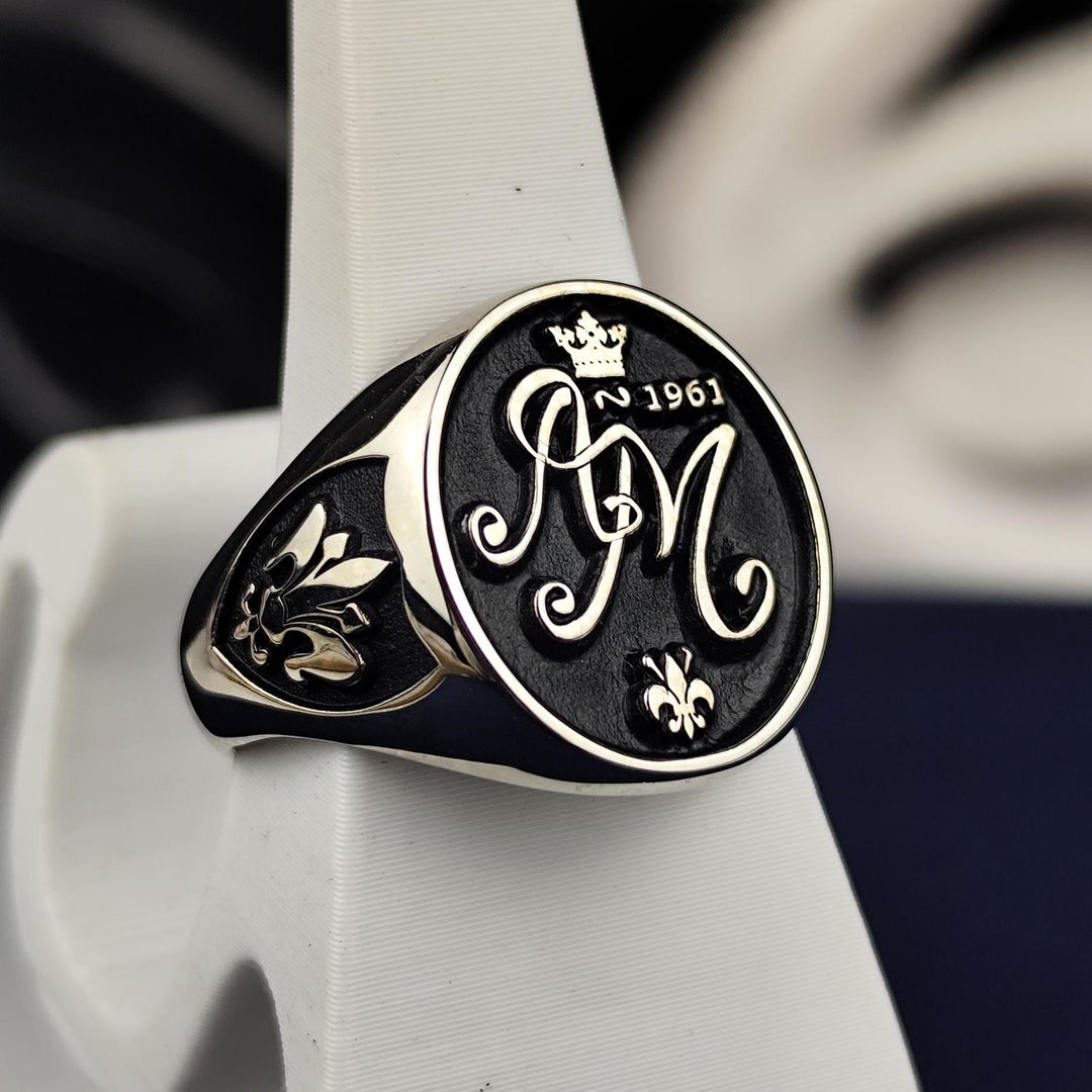 Personalized oval silver ring featuring a custom letter design, crafted for both women and men. This special keepsake ring is perfect for celebrating personal milestones or as a meaningful gift.