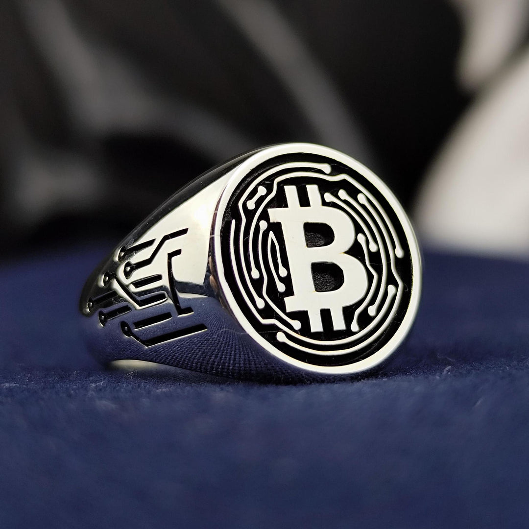 Elegant silver Bitcoin ring designed for cryptocurrency investors and blockchain enthusiasts. Featuring a minimalist BTC symbol, this stylish piece is perfect for daily wear or as a collector&#39;s item.
