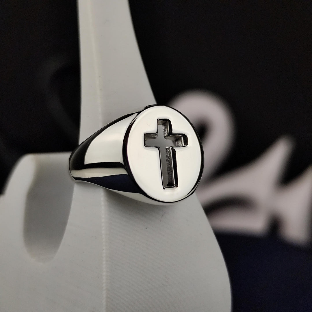 A beautifully designed unisex Christian cross ring, handcrafted in silver with a Gothic crucifix signet band. This ring is perfect for men and women who appreciate religious jewelry that symbolizes devotion and strength. A meaningful Christian gift for birthdays, Christmas, or Easter, it is ideal for those who want to carry their faith with them in an elegant and stylish way, suitable for daily wear or special occasions.